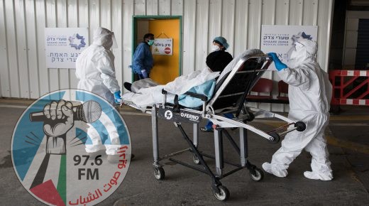 Magen David Adom workers wearing protective clothing, as a preventive measure against the coronavirus evacuate a patient with suspicion to coronavirus outside the coronavirus unit at Shaare Zedek hospital in Jerusalem on April 10, 2020. Photo by Nati Shohat/Flash90 *** Local Caption *** קורונה
בית חולים
שערי צדק
וירוס