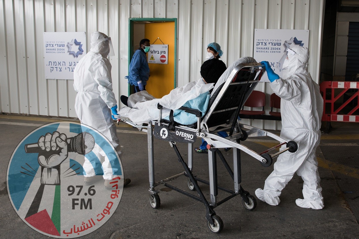 Magen David Adom workers wearing protective clothing, as a preventive measure against the coronavirus evacuate a patient with suspicion to coronavirus outside the coronavirus unit at Shaare Zedek hospital in Jerusalem on April 10, 2020. Photo by Nati Shohat/Flash90 *** Local Caption *** קורונה
בית חולים
שערי צדק
וירוס