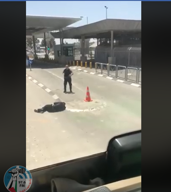 بالفيديو / قوات الاحتلال تصيب شابا وتعتقله قرب حاجز قلنديا