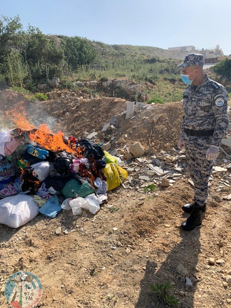 بالصور / الضابطة الجمركية تضبط ملابس مستعملة قادمة من اسرائيل في رام الله