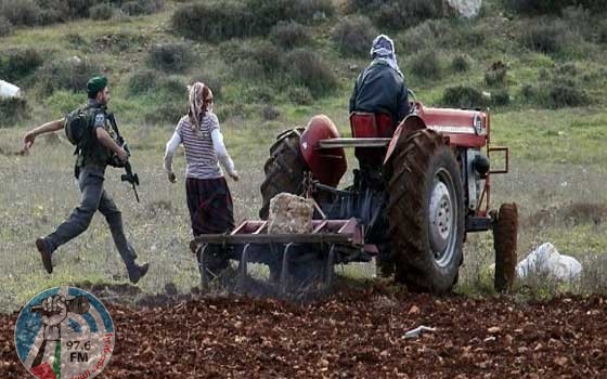 قوات الاحتلال تمنع فعالية لحراثة الأراضي جنوب نابلس