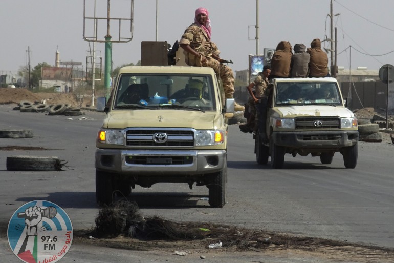 Yemeni pro-government forces gather at the eastern entrance of the port city of Hodeida on December 29, 2018. - Yemeni rebels have begun to withdraw from the port of Hodeida, the country's key aid lifeline, under an agreement reached in Sweden earlier this month, a UN official said today. (Photo by STRINGER / AFP)