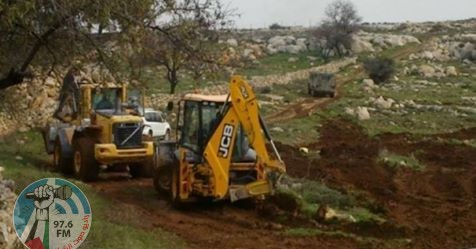 مستوطن يجرف أراضي في تجمع عرب المليحات شمال غرب أريحا