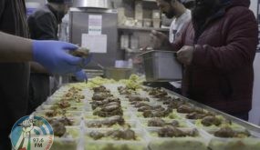 لاجئ فلسطيني في لندن يقدم وجبات غذائية مجانية لأفراد الأطقم الطبية بسبب الاغلاق .