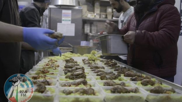 لاجئ فلسطيني في لندن يقدم وجبات غذائية مجانية لأفراد الأطقم الطبية بسبب الاغلاق .