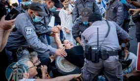 Left-wing supporters scuffle with police during a protest against Israeli prime minister Benjamin Netanyahu outside PM Netanyahu's house in Jerusalem, June 26, 2020. Photo by Yonatan Sindel/FLASH90 *** Local Caption *** שמאל
עצורים
משטרה
ירושלים
הפגנה