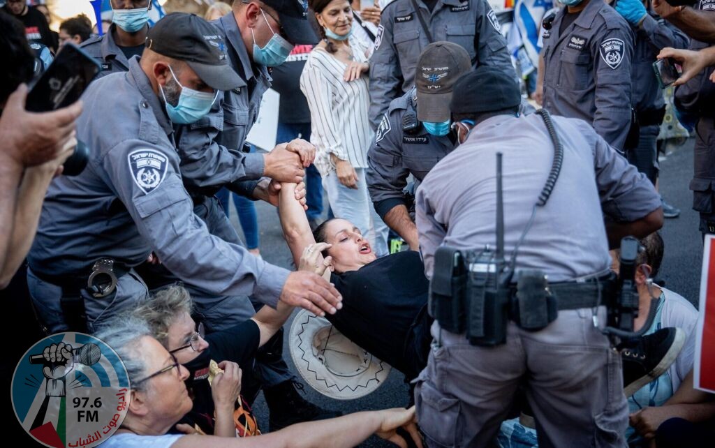 Left-wing supporters scuffle with police during a protest against Israeli prime minister Benjamin Netanyahu outside PM Netanyahu's house in Jerusalem, June 26, 2020. Photo by Yonatan Sindel/FLASH90 *** Local Caption *** שמאל
עצורים
משטרה
ירושלים
הפגנה