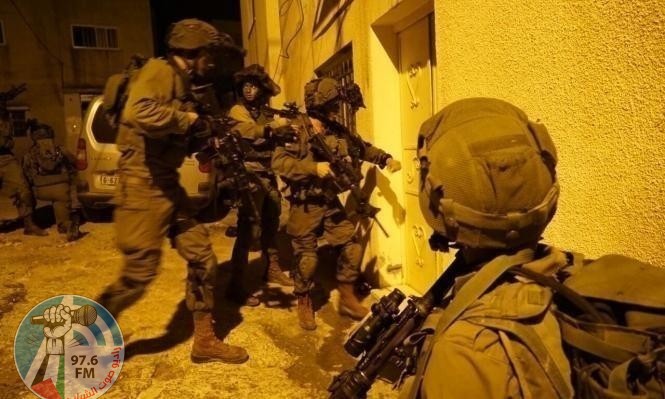 الاحتلال يعتقل 18 مواطنا بينهم طفل وأسير محرر من الضفة