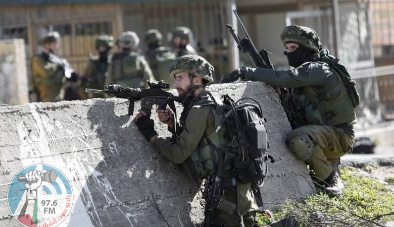 الاحتلال يداهم عددا من منازل المواطنين في عناتا شمال شرق القدس