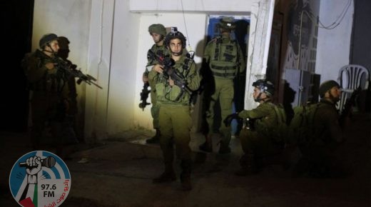 اعتقال 8 مواطنين بالضفة الغربية 