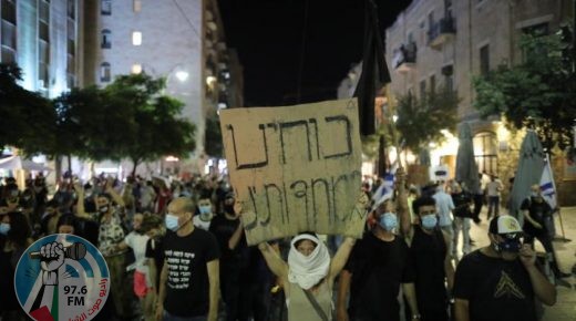 الآلاف يتظاهرون ضد نتنياهو مطالبينه بالإستقالة