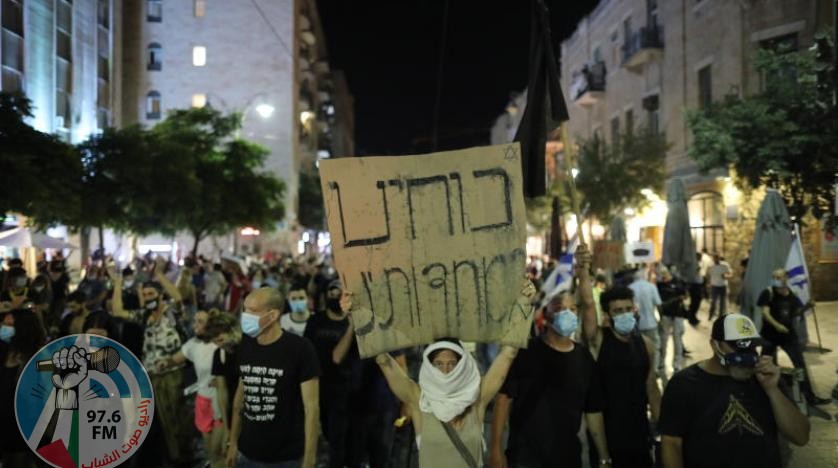 الآلاف يتظاهرون ضد نتنياهو مطالبينه بالإستقالة