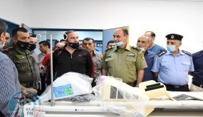 محافظ سلفيت يسلم أجهزة طبية لمستشفى الشهيد ياسر عرفات 