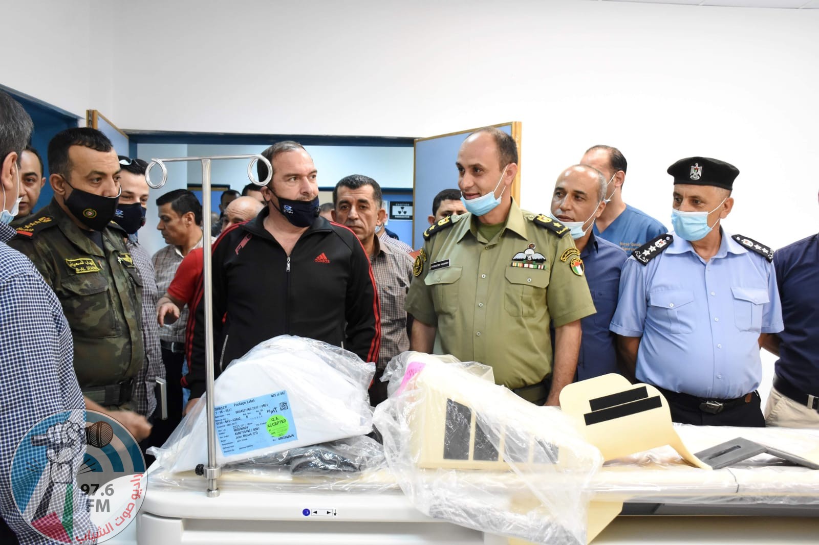 محافظ سلفيت يسلم أجهزة طبية لمستشفى الشهيد ياسر عرفات 