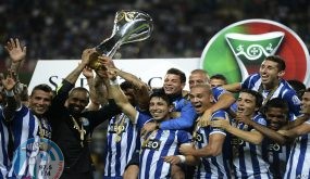 Porto's players celebrate with the trophy after winning the Supercup football match FC Porto vs VSC Guimaraes at Aveiro City Stadium in Aveiro on August 10, 2013. Porto defeated Guimaraes 3-0. AFP PHOTO/ FRANCISCO LEONG