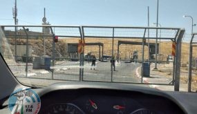 الاحتلال يغلق حاجز الكونتينر