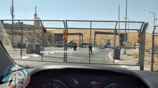 الاحتلال يغلق حاجز الكونتينر