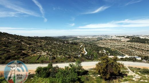 الاحتلال ينصب بوابة على أراضي دير كريمزان ببيت جالا