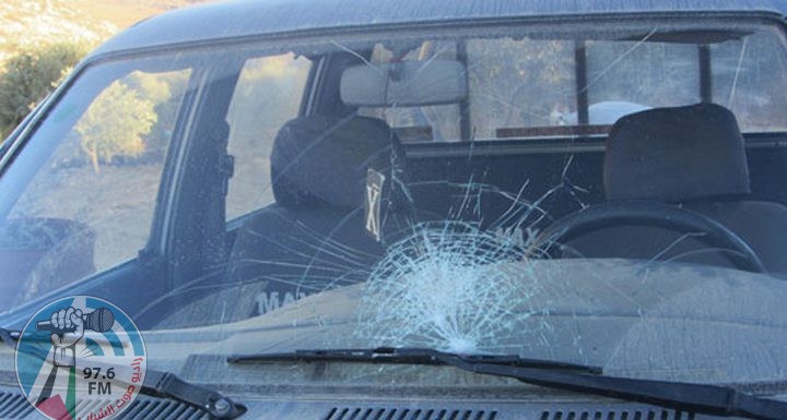 إصابة مواطن في اعتداء للمستوطنين على مركبته جنوب نابلس
