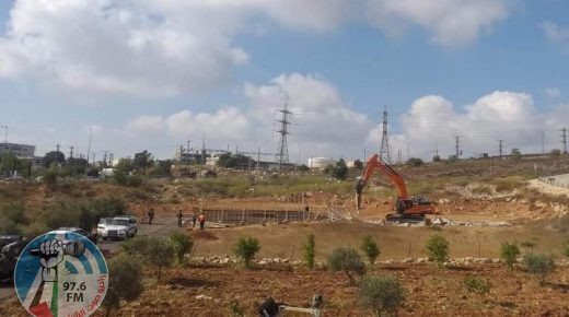 القدس: الاحتلال يهدم سوراً ويجرّف أرضاً ويجبر مواطناً على هدم أجزاء من منزله ذاتياً