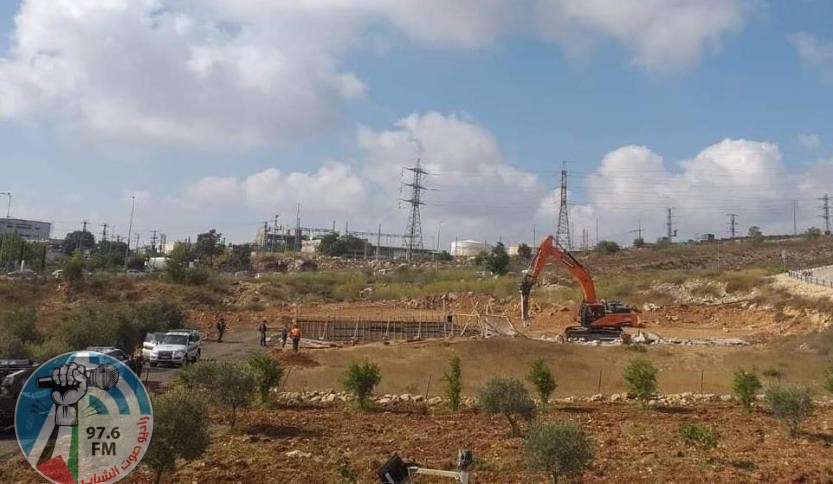 القدس: الاحتلال يهدم سوراً ويجرّف أرضاً ويجبر مواطناً على هدم أجزاء من منزله ذاتياً
