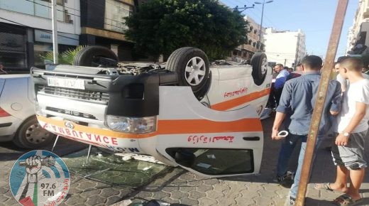 ٤ اصابات بانقلاب سيارة اسعاف في غزة