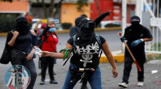 المكسيك.. ناشطات يضرمن النار في مبنى حكومي احتجاجا على العنف ضد المرأة