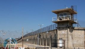 قوات القمع تعتدي على أسرى “عوفر” وتنقل 34 منهم إلى سجون أخرى