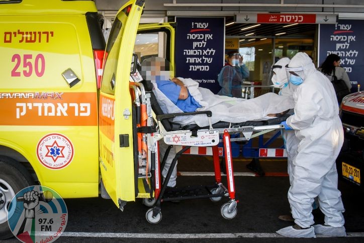 Magen David Adom workers wearing protective clothing evacuate a patient with suspicion to coronavirus outside the coronavirus unit at the Sheba Medical Center in Ramat Gan on July 27, 2020. Photo by Yossi Zeliger/Flash90 *** Local Caption *** ??????
??? ?????
????
?????
???? ?????