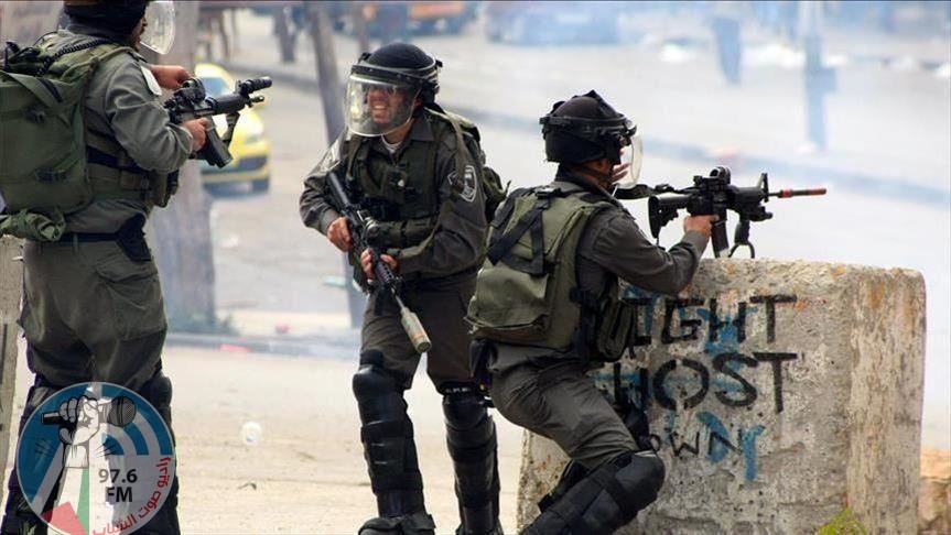جنين – الاحتلال يصيب شابا بالرصاص قرب جدار الفصل العنصري