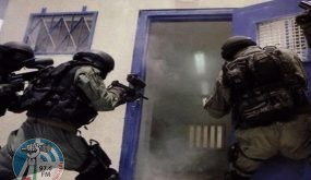 إصابات بين أسرى “عوفر” جراء رشهم بالغاز والاعتداء عليهم بالضرب