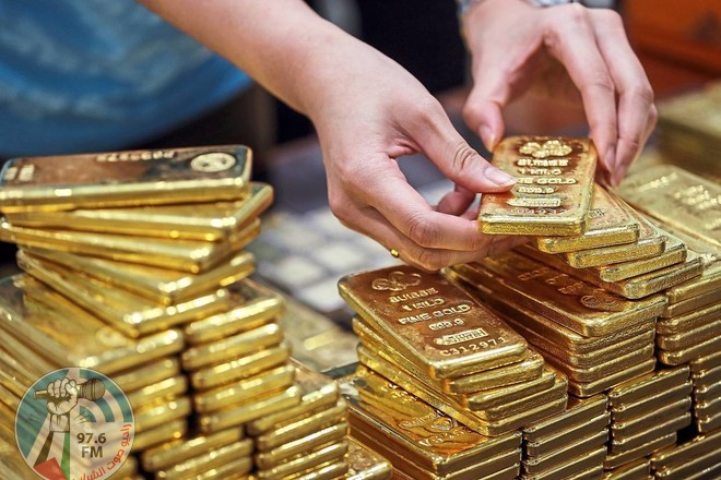 An employee arranges one kilogram gold bars for a photograph at the YLG Bullion International Co. headquarters in Bangkok, Thailand, on Wednesday, Jan. 13, 2016. Thailand's biggest buyer of gold will boost purchases by about 25 percent to 160 tons this year, said chief executive officer Pawan Nawawattanasub. Photographer: Dario Pignatelli/Bloomberg