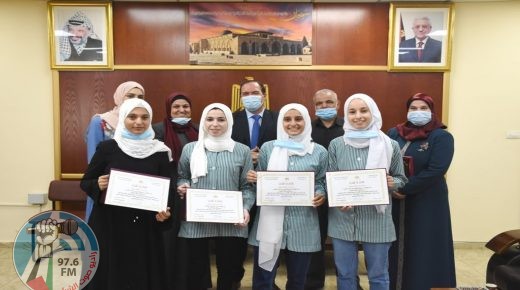 محافظ سلفيت يكرم باسم الرئيس الطالبات الفائزات بأفضل شركة طلابية على مستوى الوطن