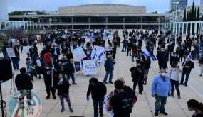 Israelis protest against Prime Minister Benjamin Netanyahu calling on him to quit, at Habima Square in Tel Aviv on April 16, 2020. Photo by Tomer Neuberg/Flash90 *** Local Caption *** ?????
??? ?????? ?????? ??????
????? ???? ???? ?????
?? ????
?????? ???????