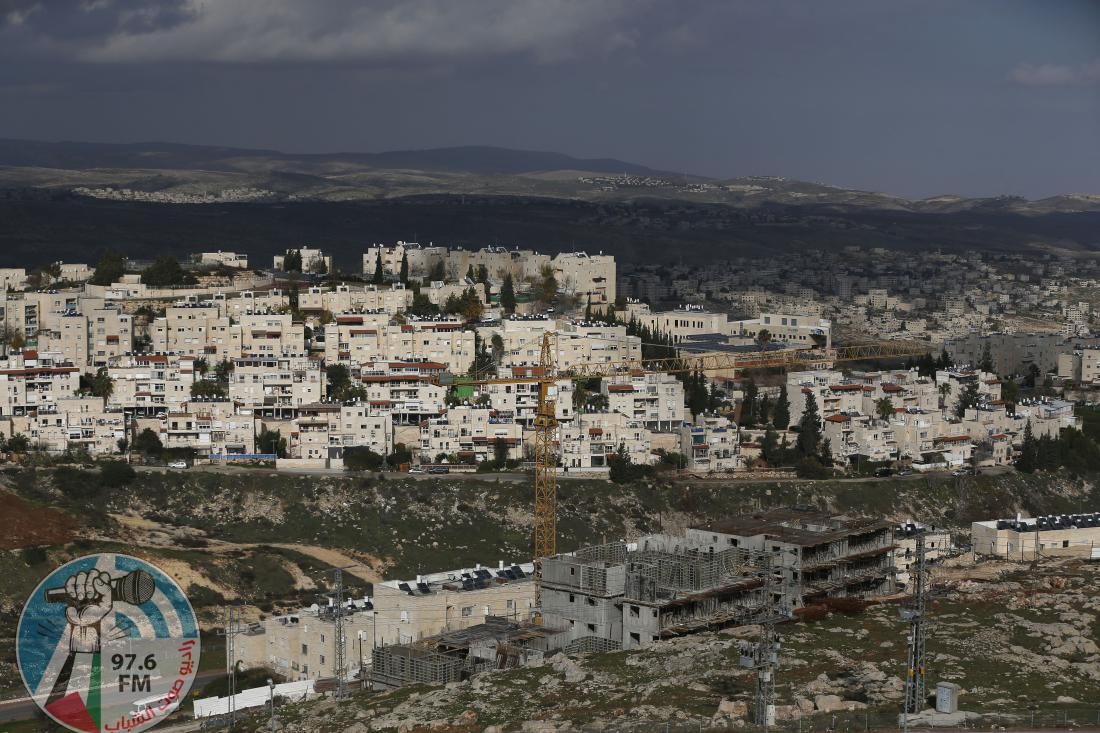 A general view shows construction in the Jewish settlement of Pisgat Zeev (foreground), in east Jerusalem, on January 15, 2016. / AFP / AHMAD GHARABLI (Photo credit should read AHMAD GHARABLI/AFP/Getty Images)