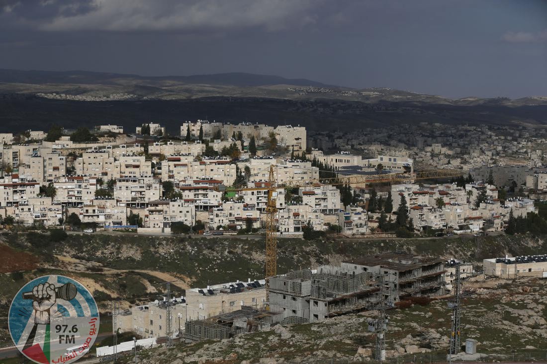 A general view shows construction in the Jewish settlement of Pisgat Zeev (foreground), in east Jerusalem, on January 15, 2016. / AFP / AHMAD GHARABLI (Photo credit should read AHMAD GHARABLI/AFP/Getty Images)