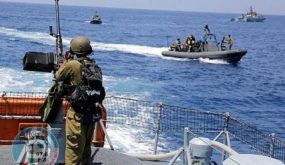 زوارق الاحتلال تستهدف مراكب الصيادين شمال غزة