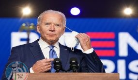 U.S Democratic presidential nominee Joe Biden removes his face mask as he speaks about election results in Wilmington, Delaware, U.S., November 6, 2020. REUTERS/Kevin Lamarque