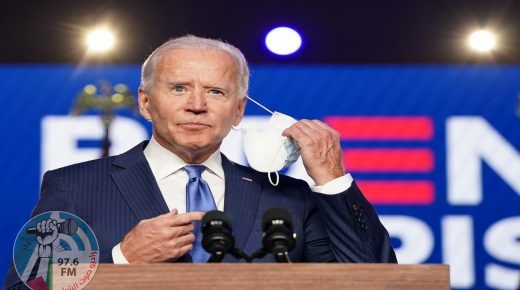 U.S Democratic presidential nominee Joe Biden removes his face mask as he speaks about election results in Wilmington, Delaware, U.S., November 6, 2020. REUTERS/Kevin Lamarque