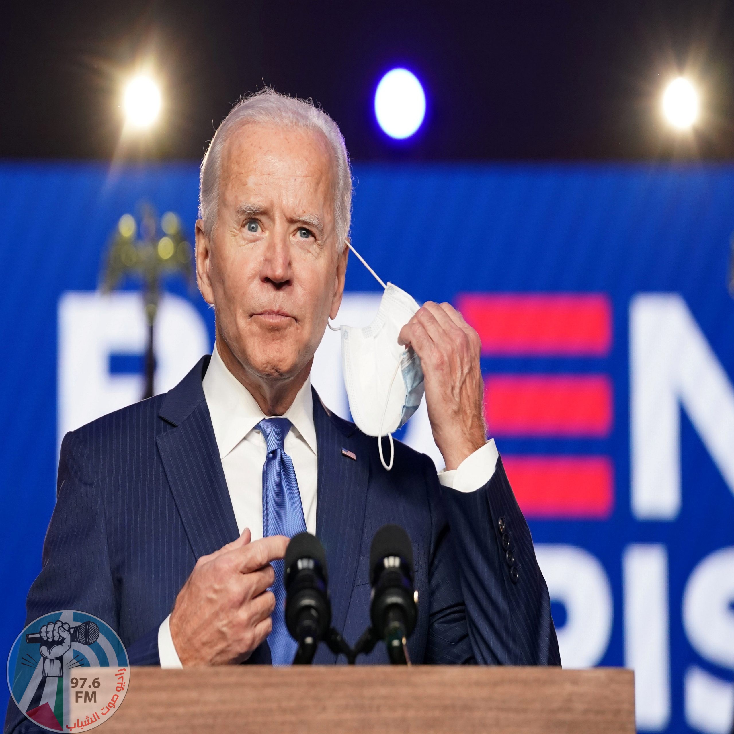 U.S Democratic presidential nominee Joe Biden removes his face mask as he speaks about election results in Wilmington, Delaware, U.S., November 6, 2020. REUTERS/Kevin Lamarque