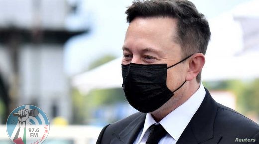 FILE PHOTO: Elon Musk wears a protective mask as he arrives to attend a meeting with the leadership of the conservative CDU/CSU parliamentary group, in Berlin, Germany September 2, 2020. Tobias Schwarz/Pool via REUTERS/File Photo