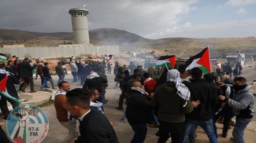 (محدث) الاحتلال يقمع مسيرة جماهيرية في الأغوار ويعتدي على المشاركين فيها
