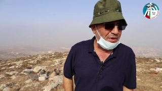 اصحاب أراضي واد ام حذوه الواقعه غرب مدينه دورا يقيمون فيها خيمة لحمايتها .