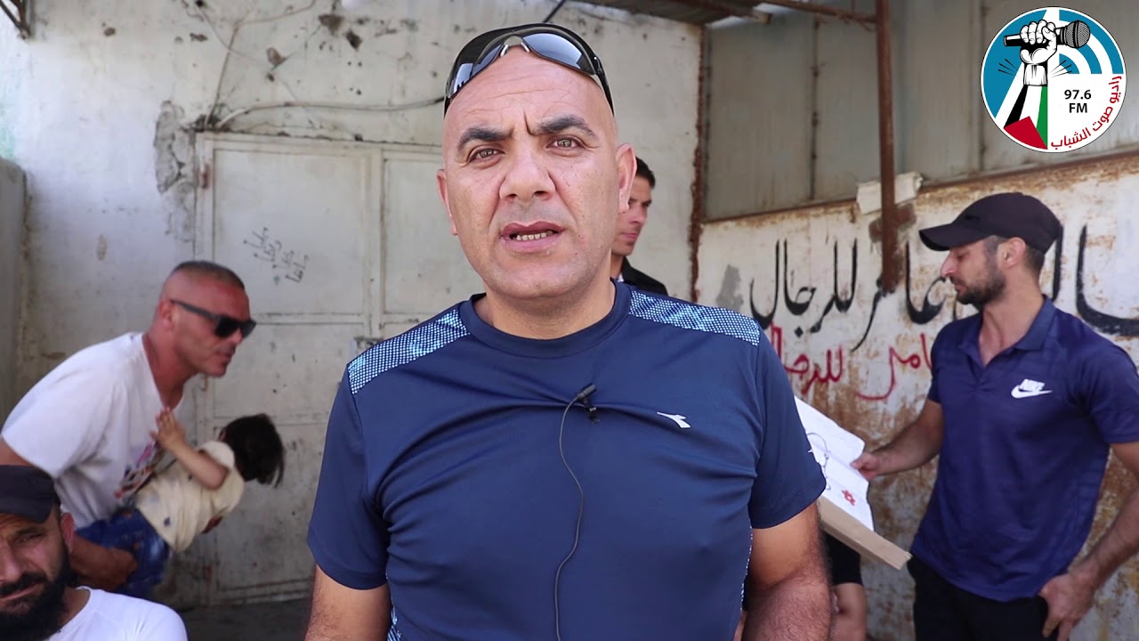 أولياء الامور في مدرسة ذكور ضرار بن الازور الاساسية يحتجون على نقل ابنائهم الى مدرسة اخرى