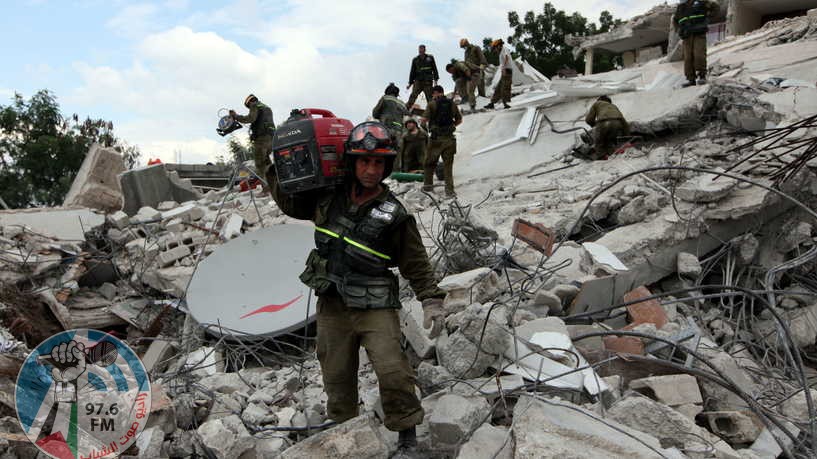 Israeli rescuers leave a site where they tried without success to find a survivor in Port-au-Prince on January 19, 2010. AFP PHOTO / THOMAS COEX (Photo by THOMAS COEX / AFP)