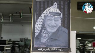 رمز فلسطيني وتراث تجسده الكوفية الفلسطينيه .. التي لازال يحافظ عليها مصنع الكوفيه الوحيد في فلسطين .