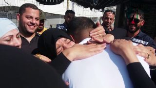 لحظة حرية الأس ير بلال بدره من مخيم الأمعري بعد أن امضى 18 عاماً في سجون الاحتلال