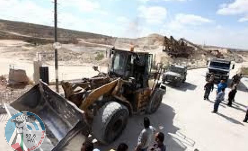 قوات الاحتلال تحتجز جرافة خلال عملها في شق طريق شرق تياسير