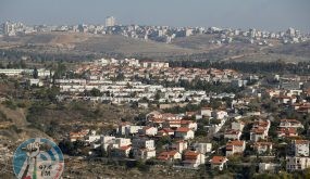 Houses are seen in the Israeli settlement of Givat Zeev (bottom) with the Palestinian city of Ramallah in the backgraund, in the occupied West Bank, December 29, 2016. REUTERS/Baz Ratner