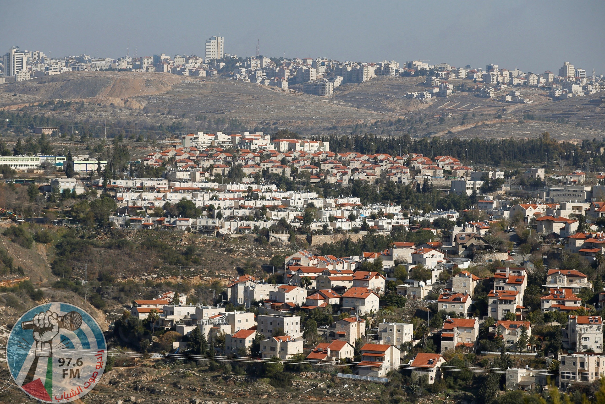 Houses are seen in the Israeli settlement of Givat Zeev (bottom) with the Palestinian city of Ramallah in the backgraund, in the occupied West Bank, December 29, 2016. REUTERS/Baz Ratner